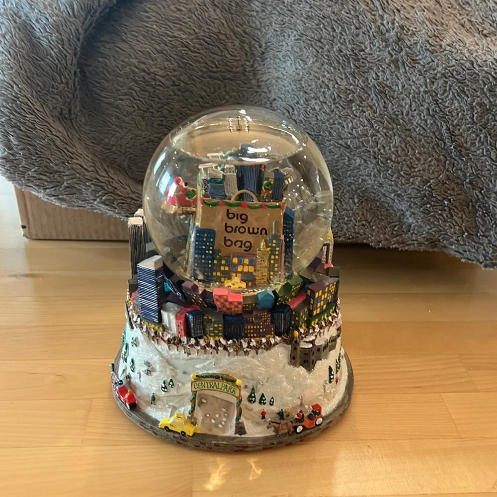 Vintage Bloomingdale’s snow globe from 2001, NYC - Picture 4 of 5